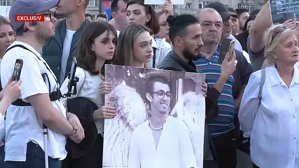 Protest in Piata Victoriei, in memoria tinerilor ucisi de soferul drogat. ,,Sunt mai multi ca Sebi si Roberta si mai putini ca Vlad Pascu"