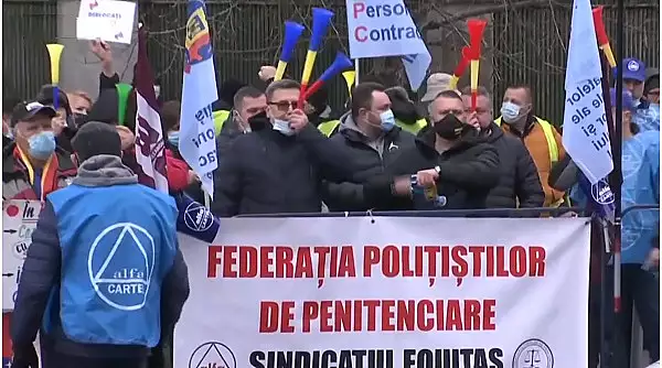Protest la ministerul Muncii: Oamenii cer cresteri salariale, dar si pensii echitabile