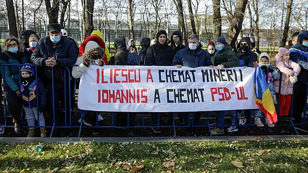 Protest la parada de 1 Decembrie, in Bucuresti: "Iliescu a chemat minerii, Iohannis a chemat PSD"
