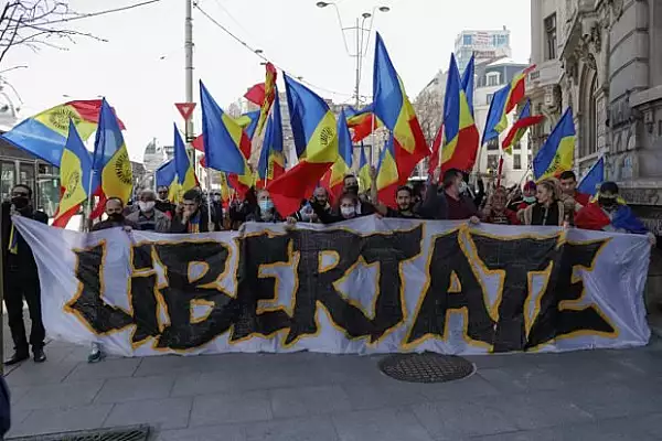 Proteste anti-restrictii in mai multe zone din Bucuresti. ,,Tirania voastra aprinde Romania noastra"