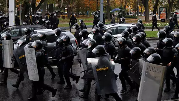 Proteste cu VIOLENTE in Belarus. Peste 100 de manifestanti anti-Lukasenko au fost ARESTATI