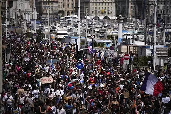 Proteste masive in Franta, impotriva extremei drepte. ,,Suntem potential intr-un moment de cotitura pentru democratie"