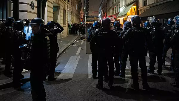 Proteste masive in Franta: violente si haos in marile orase. Intreaga tara, PARALIZATA de o greva generala - FOTO&VIDEO