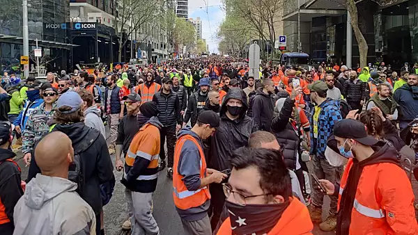 PROTESTE masive la Melbourne din cauza vaccinarii obligatorii COVID-19 - peste 40 de arestati. Imagini virale