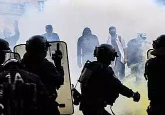 Proteste soldate cu masini incendiate la Paris. Francezii denunta brutalitatea fortelor de ordine / FOTO