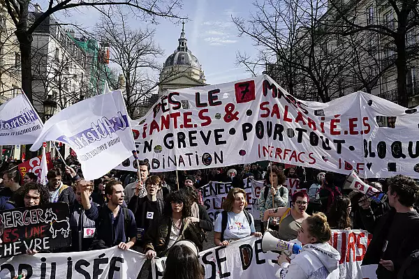 Proteste spontane in Franta din cauza reformei pensiilor / Opozitia pregateste motiune de cenzura