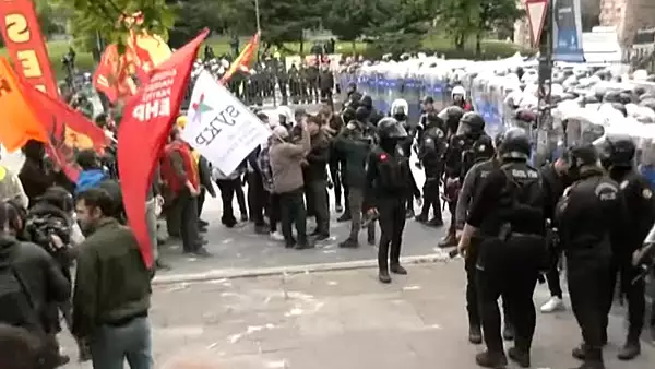 proteste-violente-de-ziua-muncii-in-turcia-manifestantii-pusi-la-pamant-cu-tunuri-de-apa.webp