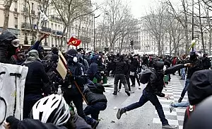 Proteste violente in mai multe orase din Franta. Manifestantii au lansat cocteiluri molotov VIDEO
