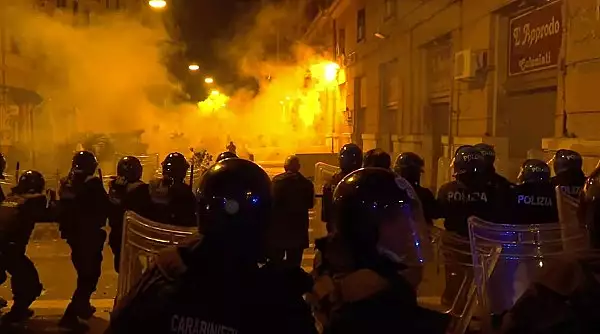 Proteste violente la Napoli impotriva carantinei si a restrictiilor din cauza COVID-19