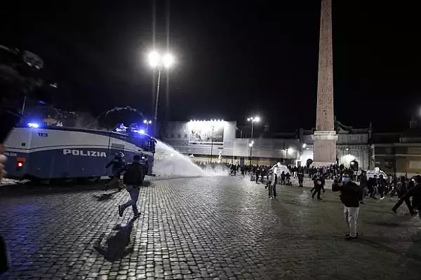 Protestele anti-covid din Europa au degenerat in violente de strada. La Roma, fortele de ordine au folosit tunuri de apa impotriva manifestantilor
