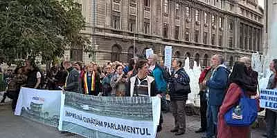 Protestele continua si dupa demisia lui Oprea: romanii cer, in Piata Universitatii, ridicarea imunitatii parlamentarilor