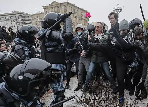 Protestele din Rusia | Peste 2.400 de oameni saltati, printre care si un copil. ,,Putin e un hot!" si "Rusia fara Putin!", au strigat manifestantii