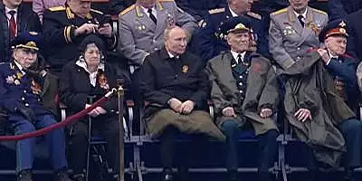 Putin da semne de slabiciune: si-a acoperit picioarele cu o patura la parada militara. ,,Exista motive de ingrijorare, dar trebuie sa fim atenti la ce ne dorim"