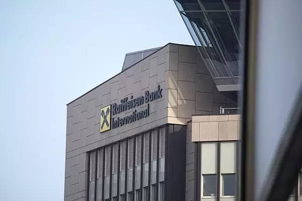 Raiffeisen Bank International, amenintata de SUA cu taierea accesului la dolari, din cauza afacerilor din Rusia. Masura ar duce la colapsul bancii