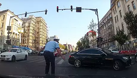 Reactia uimitoare a unui politist din Capitala. Cand l-a vazut pe sofer a facut asta... - VIDEO