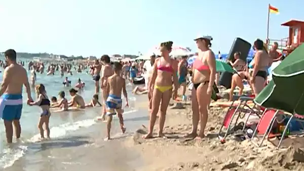 Record pe Litoral, 250.000 de turisit la malul marii, in cel mai fierbinte weekend al anului