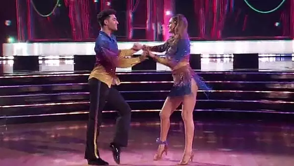 ,,Regina escrocheriilor" a impresionat la debutul in ,,Dancing With the Stars", unde a aparut cu bratara de urmarire la glezna: ,,Mi-ai taiat rasuflarea"