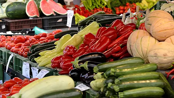 reguli-noi-in-piete-apar-etichetele-pe-fructe-si-legume.webp