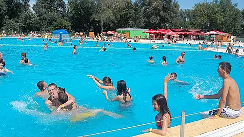 relaxarea-la-piscina-un-lux-pentru-multi-romani-pensionarii-nici-nu-se-gandesc-la-asa-aventuri.webp