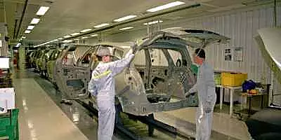 Renault va opri productia de automobile la fabrica Flins de linga Paris, care va fi transformata in centru de cercetare, reciclare si reparatii