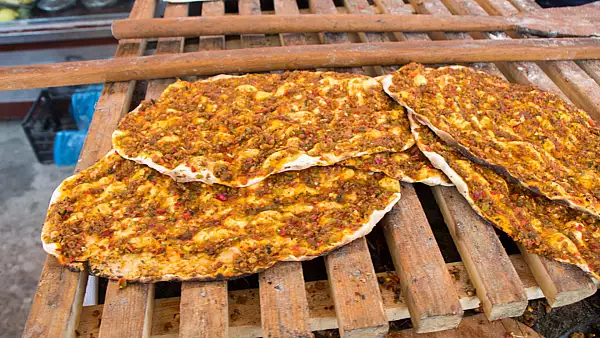 Reteta de lahmacun. Cum sa faci pizza turceasca? Ce pasi trebuie sa urmezi pentru a face acest preparat delicios