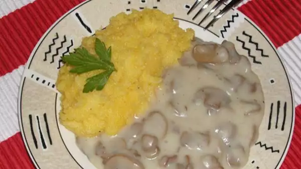 Retete de post delicioase: Ciulama de ciuperci cu usturoi. Gata in 30 de minute!