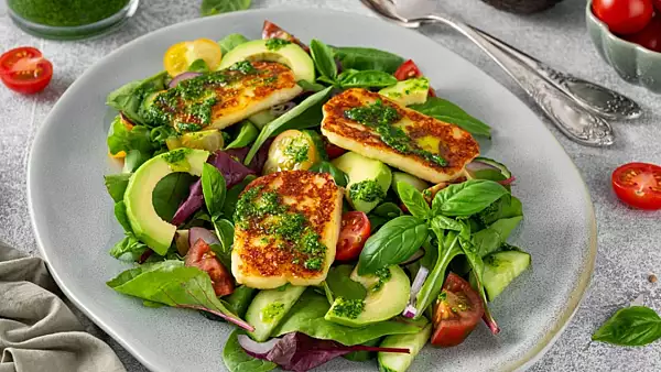 Retete de salate cu continut scazut de carbohidrati perfecte pentru vara. Simple si savuroase