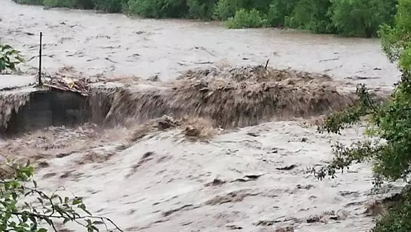 Revin inundatiile in Romania - Cod GALBEN de viituri in mai multe judete, pana marti noapte