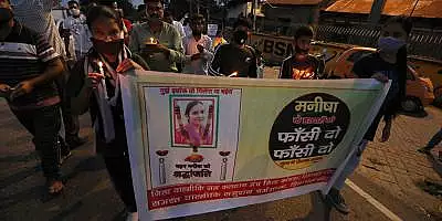 Revolta in India dupa ce o adolescenta care a murit dupa ce a fost violata de un grup de barbati a fost incinerata fara permisiunea familiei