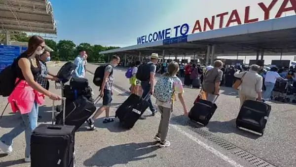 Revolta pe aeroportul din Antalya: Zeci de romani au asteptat 10 ore pentru un zbor intarziat, fara sa li se ofere explicatii