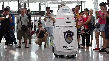 Revolutie IT in China: Roboti pe aeroportul din orasul Shenzhen