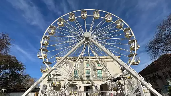 Roata panoramica din Targul de Craciun din Constanta a ramas BLOCATA cu 45 de persoane, dintre care 29 de copii