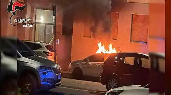 roman-acuzat-in-italia-ca-a-incendiat-33-de-masini-si-motociclete.webp