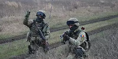 Romania a trimis 30 de militari si blindate in Bosnia si Hertegovina FOTO
