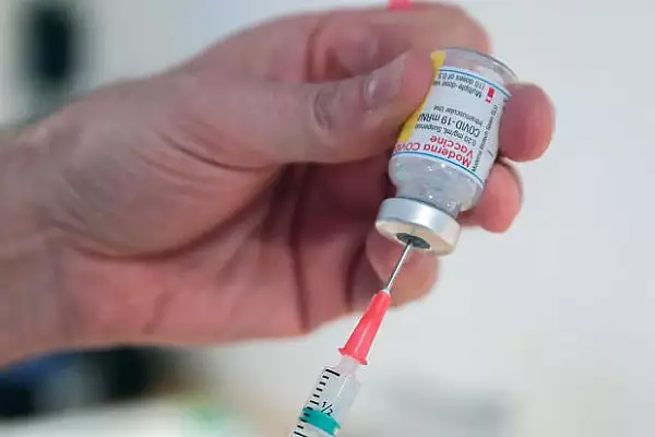 Romania incepe de astazi si vaccinarea cu Moderna. Rapelul este la 28 de zile, nu la 21 ca la Pfizer