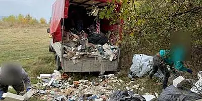 Romania, sufocata de gunoaie. Surprinsi cand descarcau un camion plin cu deseuri pe malul Bistritei VIDEO
