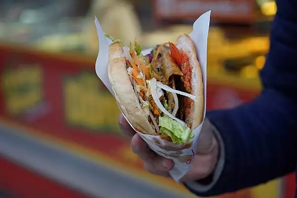 Romanii, cei mai mari iubitori de kebab din Europa de Sud Est. Cate portii a comandat un bucurestean anul trecut