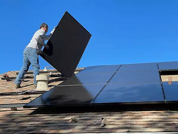 Romanii, extrem de interesati de fotovoltaice, eoliene si pompe de caldura. Ce spune ANRE