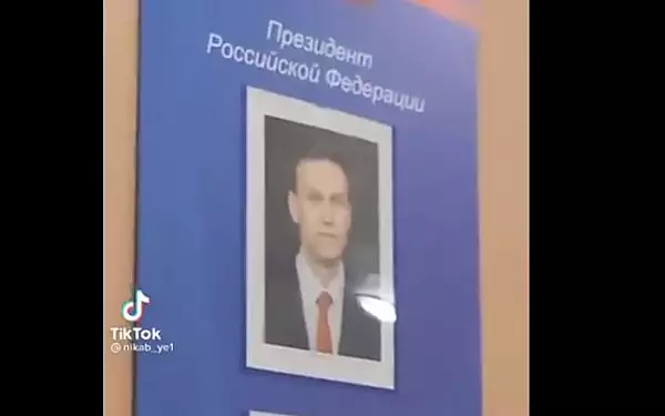 Rusia. Un elev a fost interogat patru ore de politisti pentru ca a inlocuit portretul lui Putin cu fotografia lui Navalnii