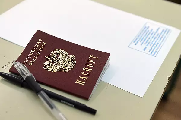 Rusii care nu au voie plece din tara trebuie sa-si predea pasapoartele in termen de cinci zile