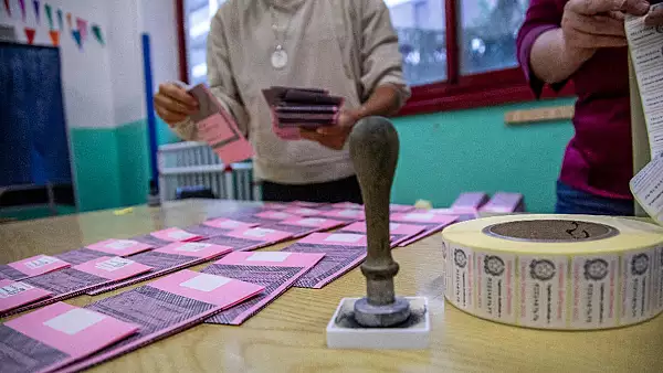  S-a tras la sorti ordinea pe buletinele de vot la alegerile europarlamentare. Cine deschide buletinele de vot?