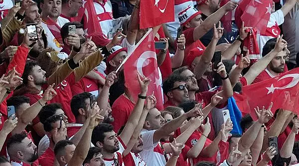 salutul-lupului-suporterii-turci-au-facut-semnul-lupilor-gri-la-meciul-cu-olanda-gestul-controversat-pentru-care-demiral-a-fost-suspendat-de-uefa.webp