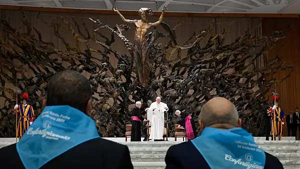 Sarpele de la Vatican. Iluzia optica inspaimantatoare se care unii o vad in spatele Papei- FOTO