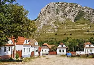 Satul din Romania care arata ca in Elvetia. Nu ai auzit de el, dar strainii se bat sa-l viziteze