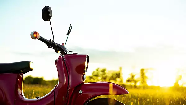 Scandal in trafic. Motociclist lovit cu palma peste fata de un sofer nervos