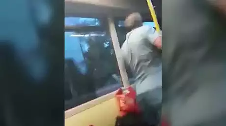  Scandal monstru in autobuz, la Suceava. Doi barbati s-au luat la bataie sub ochii calatorilor