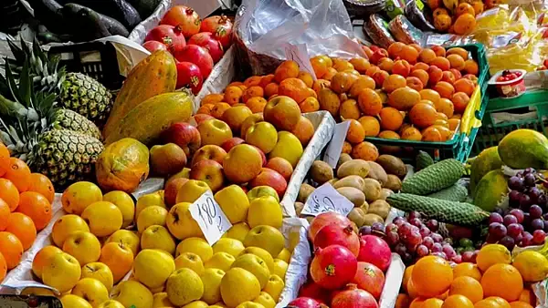 Scapa de stresul fructelor si legumelor cu pesticide! Cum le recunosti, indiferent ca-ti faci cumparaturile de la piata sau din supermarket