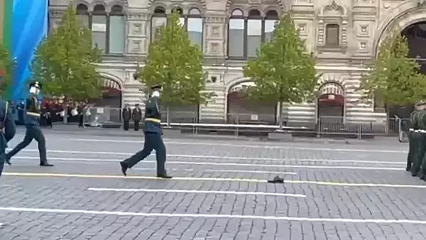Scena hilara la Moscova. Un soldat si-a pierdut pantoful la parada de Ziua Victoriei - VIDEO