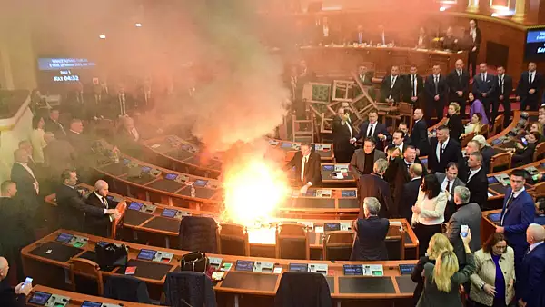 Scene incredibile: FOC in Parlamentul de la Tirana, dupa ce Opozitia a apris fumigene. Scandal urias pentru buget - FOTO