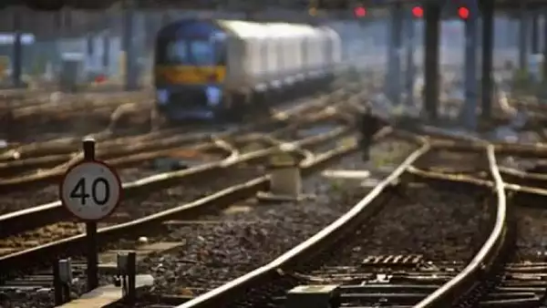 Scene terifiante! O fata de 16 ani a urcat pe un vagon de tren si s-a electrocutat 